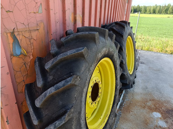 Combine harvester Taurus 16.9R30 renkaat vanteilla Hyväkuntoiset puimurin renkaat: picture 3