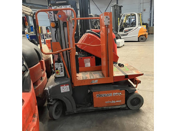 Vertical mast lift JLG