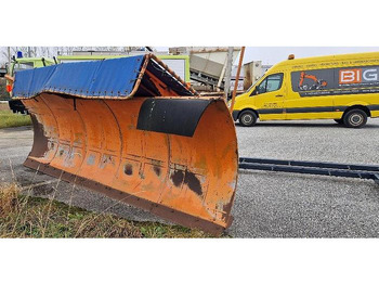 Snow removal vehicle