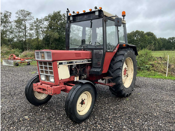 Farm tractor INTERNATIONAL