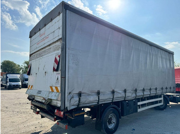 Curtainsider semi-trailer