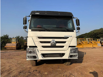 Tipper for transportation of silos SINOTRUK HOWO HOWO 371 6x4: picture 3