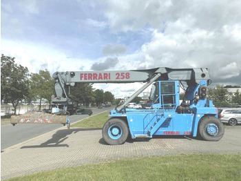 Reach stacker