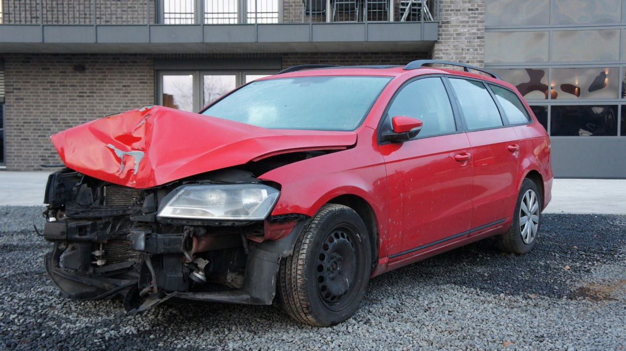 Volkswagen Passat Variant Trendline BlueMotion Unfall - Station wagon: picture 2 Volkswagen Passat Variant Trendline BlueMotion Unfall - Station wagon: picture 2