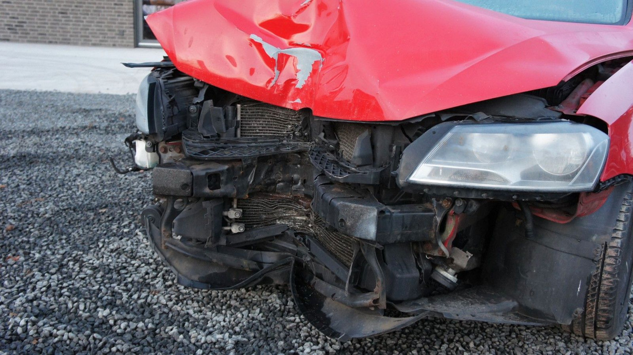 Volkswagen Passat Variant Trendline BlueMotion Unfall - Station wagon: picture 3 Volkswagen Passat Variant Trendline BlueMotion Unfall - Station wagon: picture 3