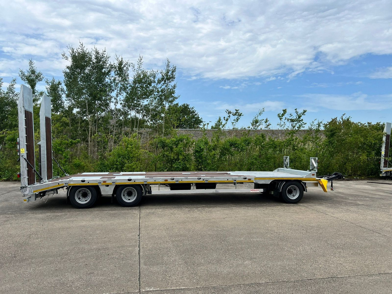 Möslein 3 Achs Tieflader mit gerader Ladefläche 8,10 m, - Low loader trailer: picture 1 Möslein 3 Achs Tieflader mit gerader Ladefläche 8,10 m, - Low loader trailer: picture 1