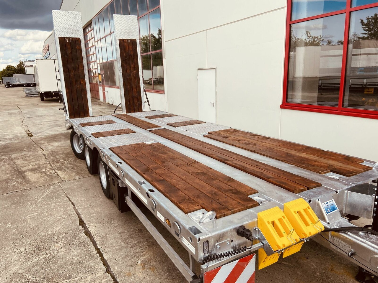 Low loader trailer Möslein  31 t GG Tridem- Tieflader 3 Achs, gelenktNeufah: picture 12