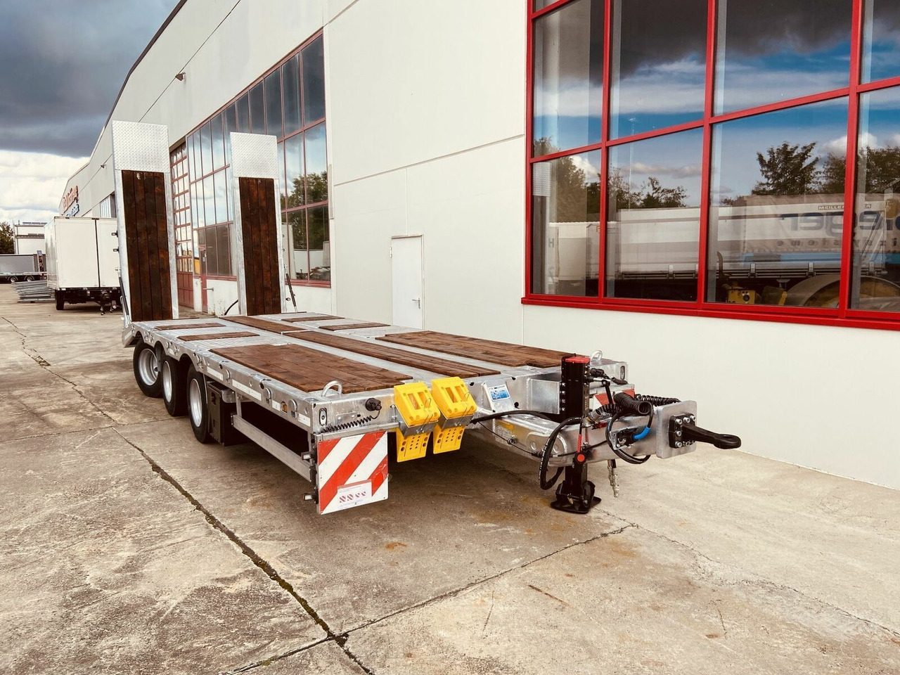 Low loader trailer Möslein  31 t GG Tridem- Tieflader 3 Achs, gelenktNeufah: picture 7