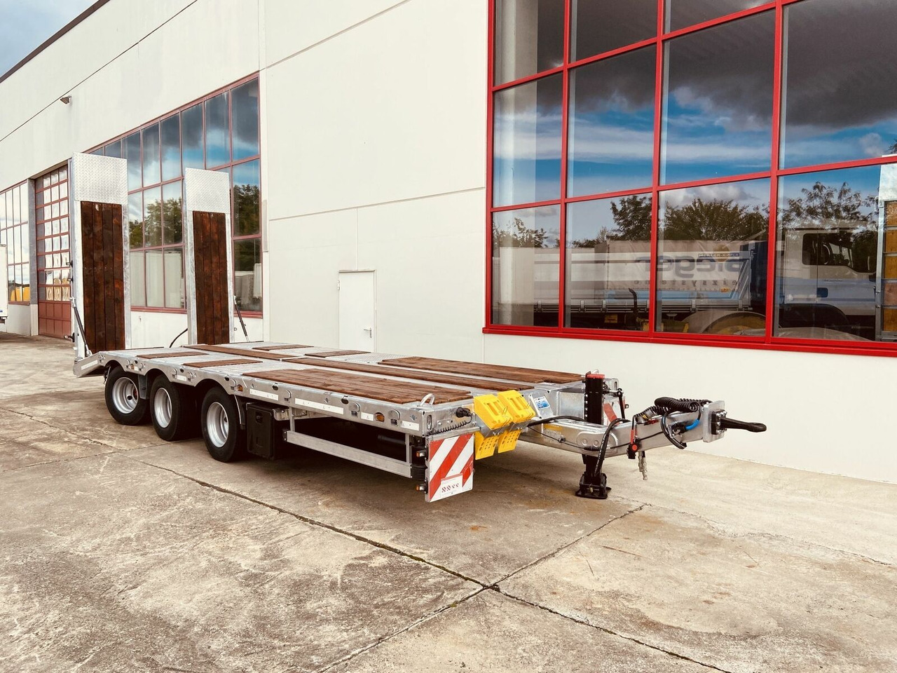Low loader trailer Möslein  31 t GG Tridem- Tieflader 3 Achs, gelenktNeufah: picture 6