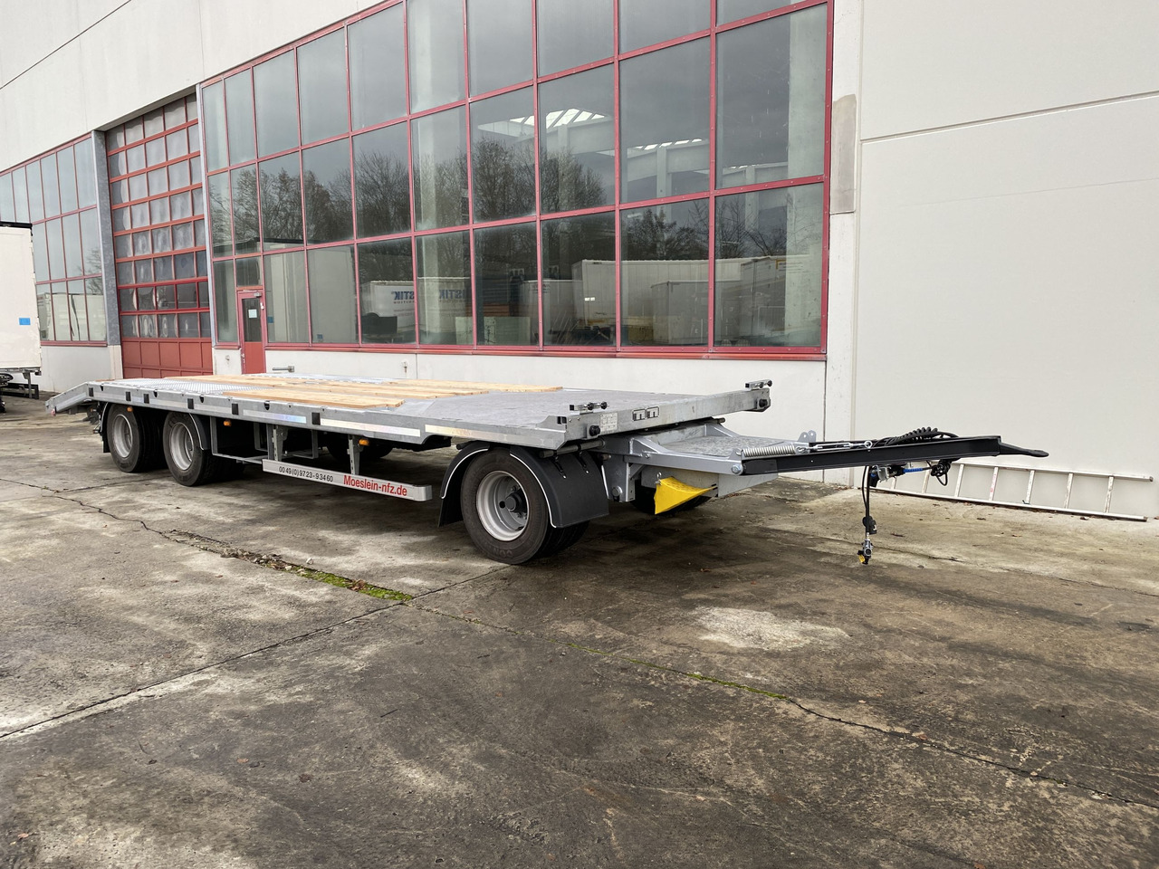 Möslein T 3-P9,2 OR  3 Achs Tieflader gerader Ladefläche 9 m, Neufahrzeug - Low loader trailer: picture 2 Möslein T 3-P9,2 OR  3 Achs Tieflader gerader Ladefläche 9 m, Neufahrzeug - Low loader trailer: picture 2