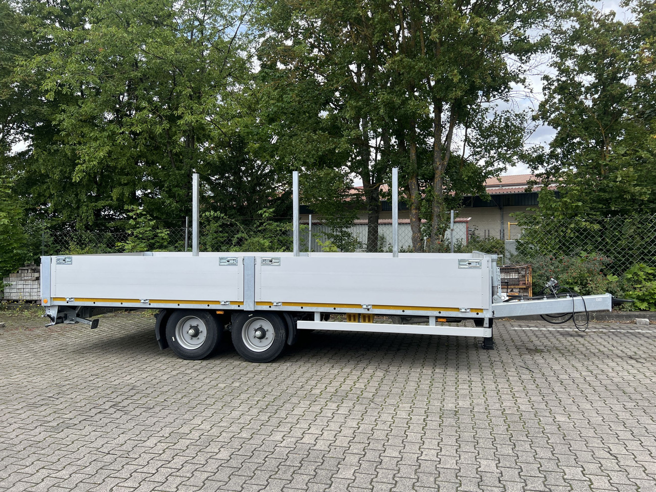 Möslein THT 11- G 6,2  Tandem Pritsche- Tieflader mit Rungentaschen - Dropside/ Flatbed trailer: picture 1 Möslein THT 11- G 6,2  Tandem Pritsche- Tieflader mit Rungentaschen - Dropside/ Flatbed trailer: picture 1