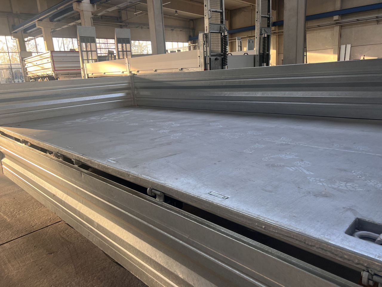 Möslein TTD 14 5,70 m 14 t Tandem- Kipper Tieflader 5,70 m lang, Breite Reifen-- Neufahrzeug -- - Tipper trailer: picture 4 Möslein TTD 14 5,70 m 14 t Tandem- Kipper Tieflader 5,70 m lang, Breite Reifen-- Neufahrzeug -- - Tipper trailer: picture 4