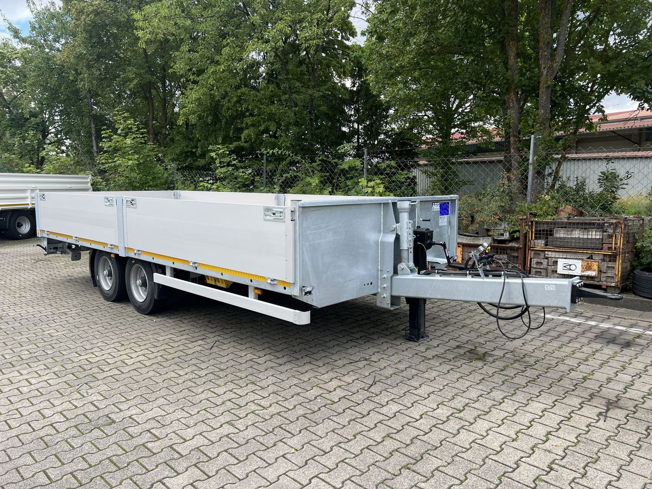 Möslein Tandem Pritsche- Tieflader mit Rungentaschen - Dropside/ Flatbed trailer: picture 2 Möslein Tandem Pritsche- Tieflader mit Rungentaschen - Dropside/ Flatbed trailer: picture 2