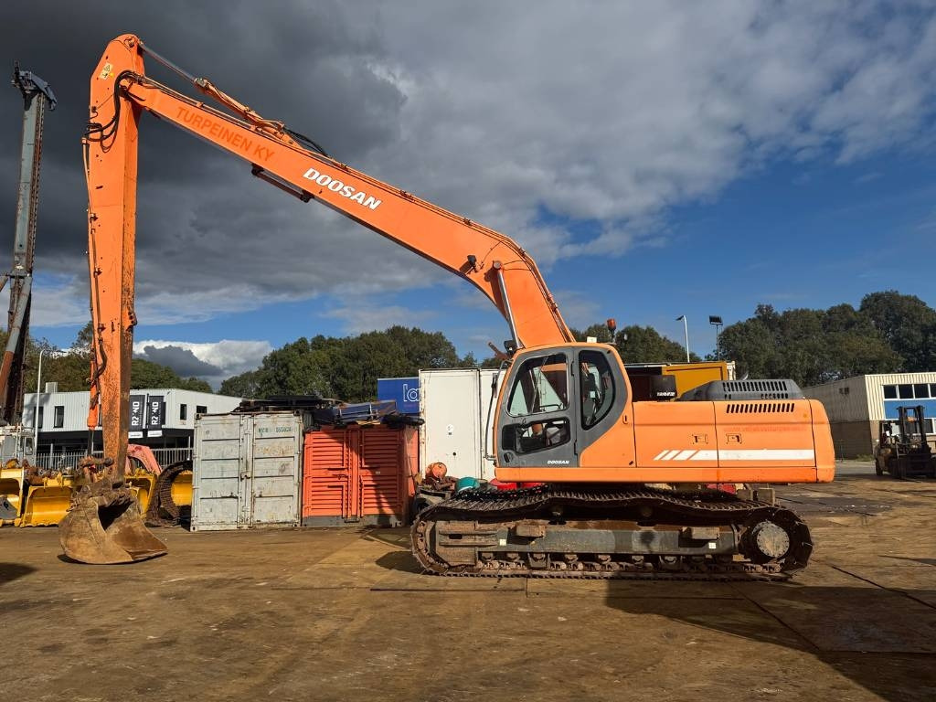 Doosan DX 300 LC ( 4.690 original hours 18M long reach ) - Excavator: picture 1 Doosan DX 300 LC ( 4.690 original hours 18M long reach ) - Excavator: picture 1
