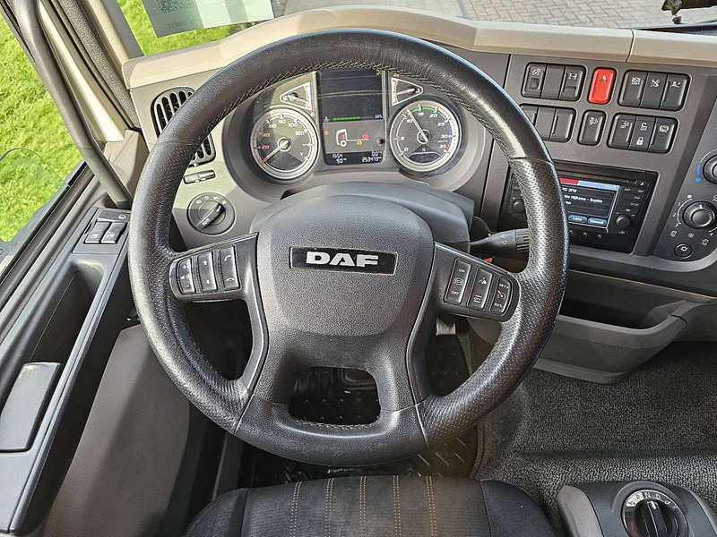 Interior photo 2: Curtainsider truck DAF LF 210 7.49T AIRCO LIFT