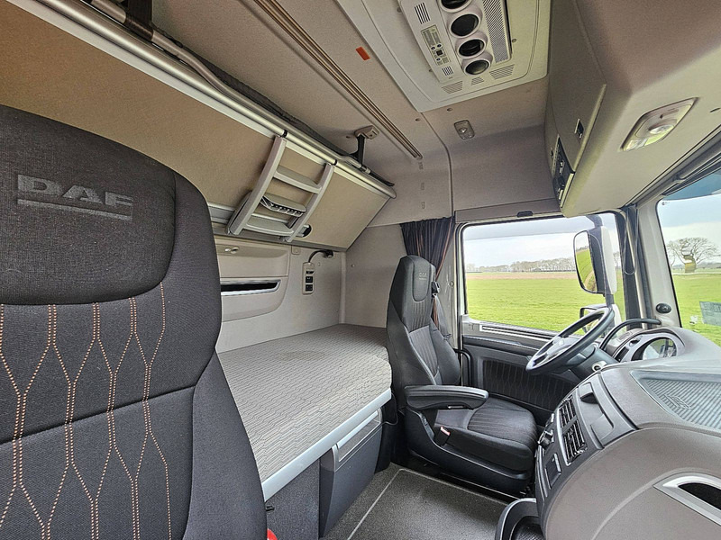 Interior photo 2: Tractor unit DAF XF 480 SPACECAB INTARDER