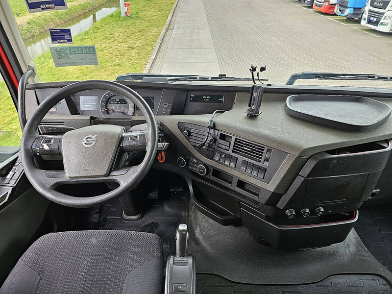 Interior photo 1: Tractor unit Volvo FH 420 ADR ALCOA NL-TRUCK