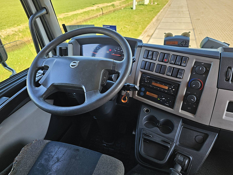 Interior photo 1: Box truck Volvo FL 250.12