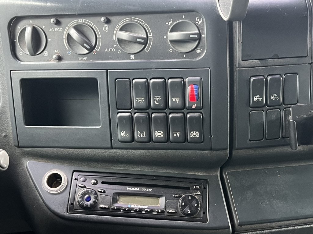 MAN TGA 26.440 6x2 LL Retarder Kran Palfinger 20002 - Curtainsider truck, Crane truck: picture 2 MAN TGA 26.440 6x2 LL Retarder Kran Palfinger 20002 - Curtainsider truck, Crane truck: picture 2