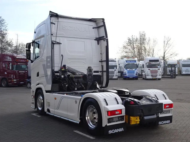 Scania 590S V8 NGS Highline 4x2 - New - Retarder - Leather - Alloy wheels Led - Navi - NEW! - Tractor unit: picture 5 Scania 590S V8 NGS Highline 4x2 - New - Retarder - Leather - Alloy wheels Led - Navi - NEW! - Tractor unit: picture 5