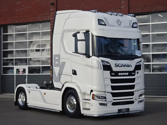 Scania 590S V8 NGS Highline 4x2 - New - Retarder - Leather - Alloy wheels Led - Navi - NEW! - Tractor unit: picture 1 Scania 590S V8 NGS Highline 4x2 - New - Retarder - Leather - Alloy wheels Led - Navi - NEW! - Tractor unit: picture 1
