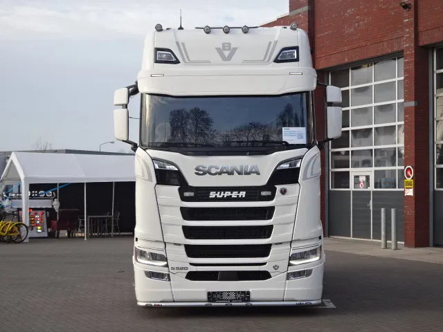 Scania 590S V8 NGS Highline 4x2 - New - Retarder - Leather - Alloy wheels Led - Navi - NEW! - Tractor unit: picture 2 Scania 590S V8 NGS Highline 4x2 - New - Retarder - Leather - Alloy wheels Led - Navi - NEW! - Tractor unit: picture 2