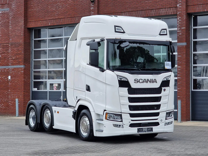 Scania 590S V8 NGS Highline 6x2/4 - New - Full spec - Retarder - Night clima - New dashboard - Leather - NEW - Tractor unit: picture 1 Scania 590S V8 NGS Highline 6x2/4 - New - Full spec - Retarder - Night clima - New dashboard - Leather - NEW - Tractor unit: picture 1