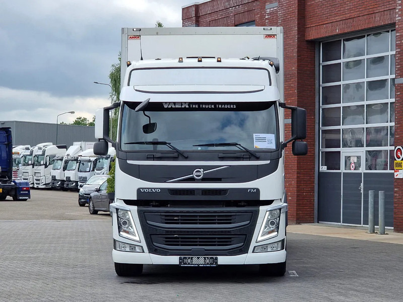 Volvo FM 330 Globetrotter 4x2 Box with sidedoors - Loadlift - Low KM - Full air - Box truck: picture 2 Volvo FM 330 Globetrotter 4x2 Box with sidedoors - Loadlift - Low KM - Full air - Box truck: picture 2