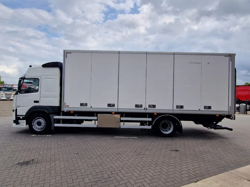 Volvo FM 330 Globetrotter 4x2 Box with sidedoors - Loadlift - Low KM - Full air - Box truck: picture 4 Volvo FM 330 Globetrotter 4x2 Box with sidedoors - Loadlift - Low KM - Full air - Box truck: picture 4