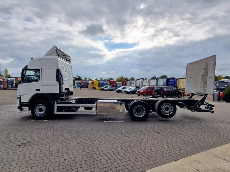 Volvo FM 380 Globetrotter 6x2 Chassis - Loadlift - 4.90 WB - Full air - Low KM - Cab chassis truck: picture 4 Volvo FM 380 Globetrotter 6x2 Chassis - Loadlift - 4.90 WB - Full air - Low KM - Cab chassis truck: picture 4