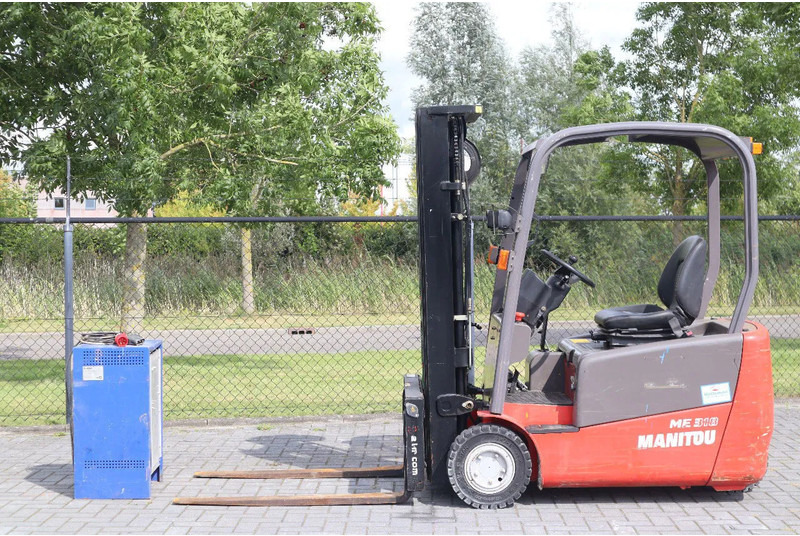 Manitou ME 318 | SIDESHIFT | FORK SPREADERS | TRIPLEX - Electric forklift: picture 1 Manitou ME 318 | SIDESHIFT | FORK SPREADERS | TRIPLEX - Electric forklift: picture 1