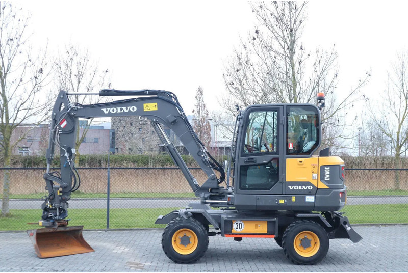 Volvo EW60E | DEMO | 30 KM/H | ROTOTILT + GRIPPER | BUCKET - Wheel excavator: picture 1 Volvo EW60E | DEMO | 30 KM/H | ROTOTILT + GRIPPER | BUCKET - Wheel excavator: picture 1