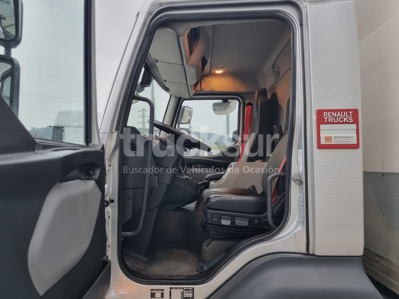 RENAULT D14.240 - Box truck: picture 5 RENAULT D14.240 - Box truck: picture 5
