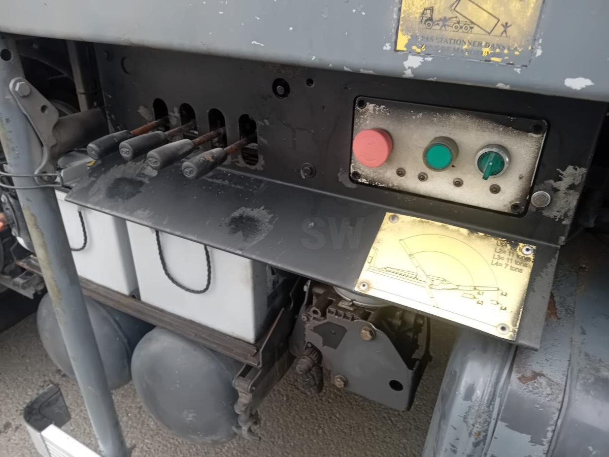 Renault Kerax 430 DXI - Skip loader truck: picture 5 Renault Kerax 430 DXI - Skip loader truck: picture 5