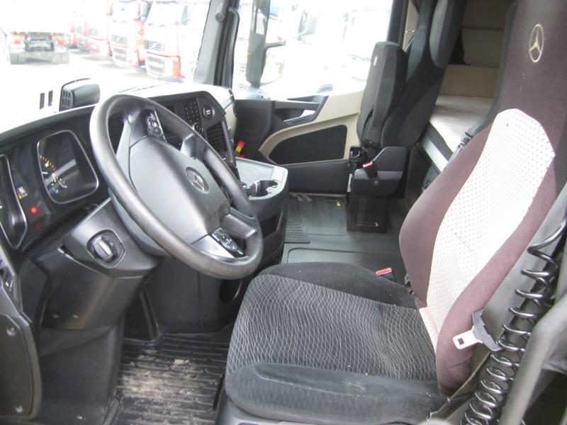 Interior photo 1: Tractor unit Mercedes Actros 1845