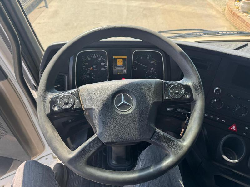 Interior photo 1: Tractor unit Mercedes Actros 1845