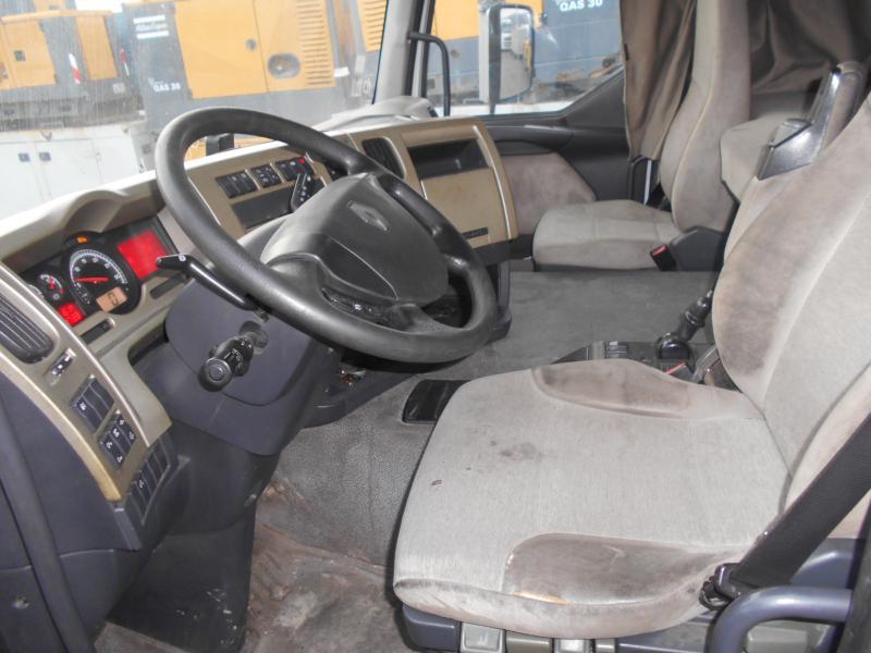 Interior photo 1: Tractor unit Renault Premium 450 DXI