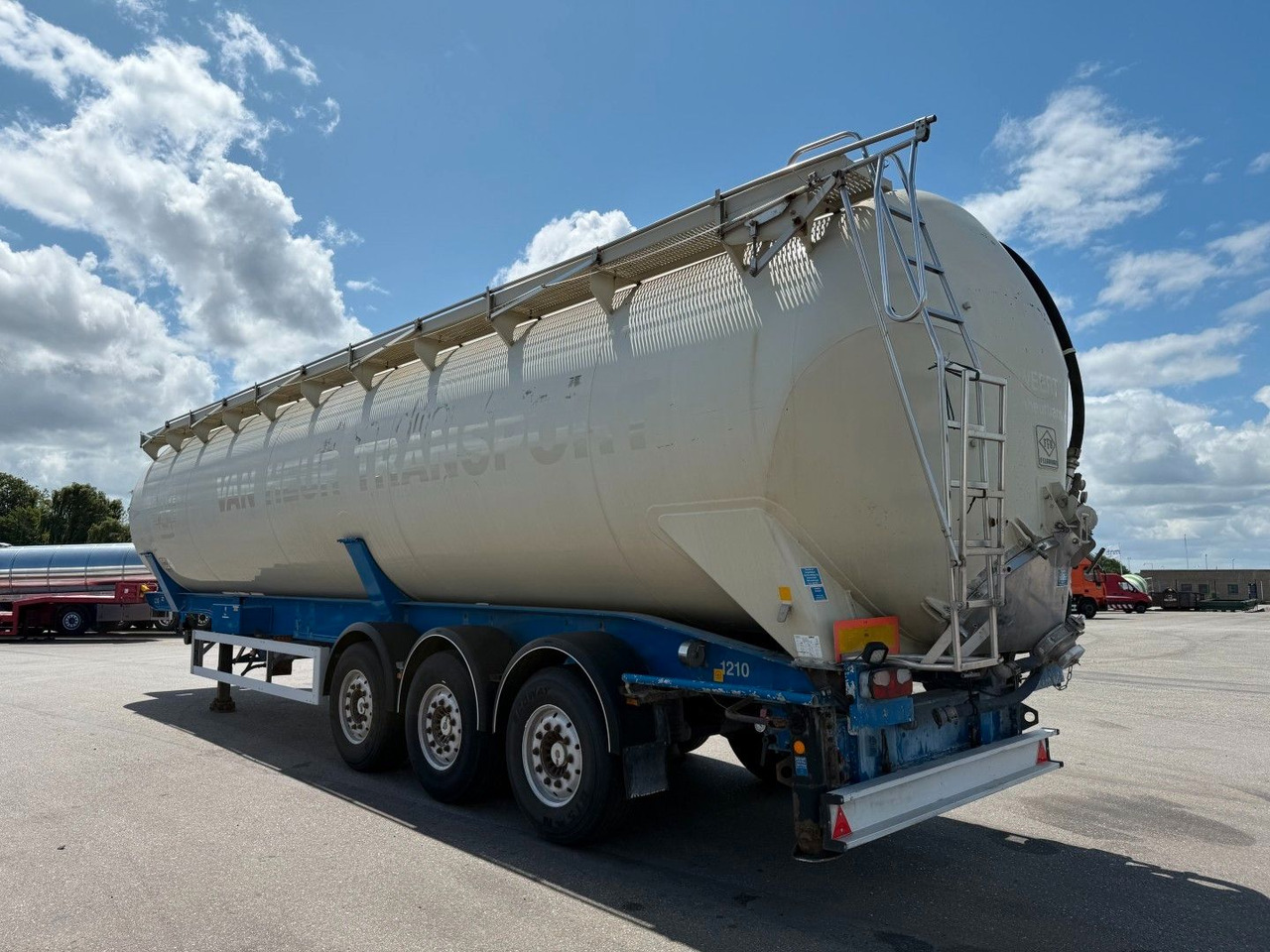 Feldbinder 3 axle 63 m3 Silo trailer Feldbinder 3 axle 63 m3 Silo trailer - Silo semi-trailer: picture 4 Feldbinder 3 axle 63 m3 Silo trailer Feldbinder 3 axle 63 m3 Silo trailer - Silo semi-trailer: picture 4