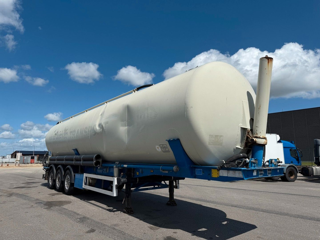 Feldbinder 3 axle 63 m3 Silo trailer Feldbinder 3 axle 63 m3 Silo trailer - Silo semi-trailer: picture 2 Feldbinder 3 axle 63 m3 Silo trailer Feldbinder 3 axle 63 m3 Silo trailer - Silo semi-trailer: picture 2