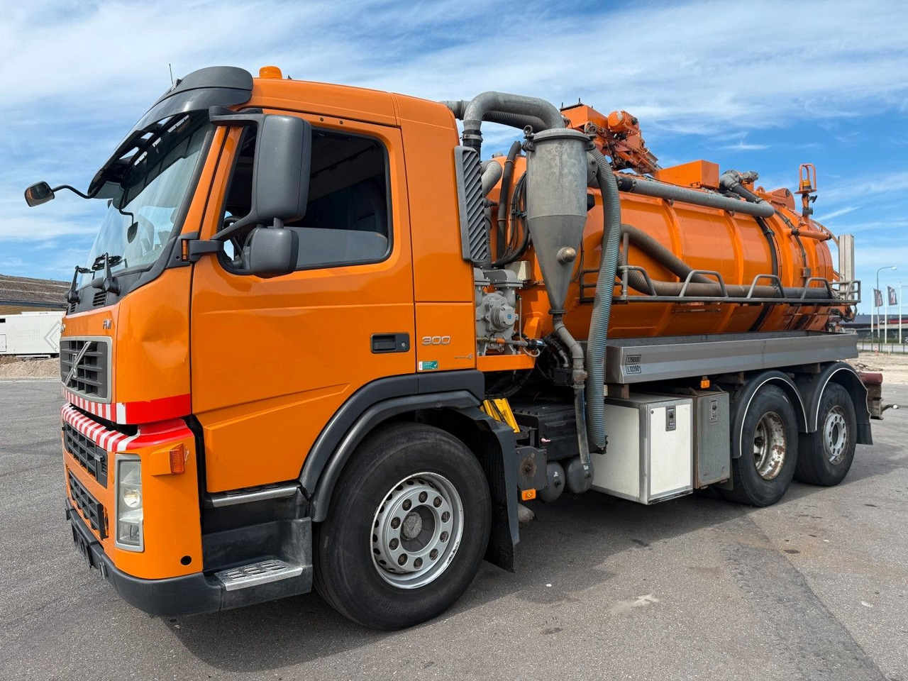 Volvo FM300 6x2*4 Simon Moos 10.500 l. Combi / Tipper - Vacuum truck: picture 1 Volvo FM300 6x2*4 Simon Moos 10.500 l. Combi / Tipper - Vacuum truck: picture 1