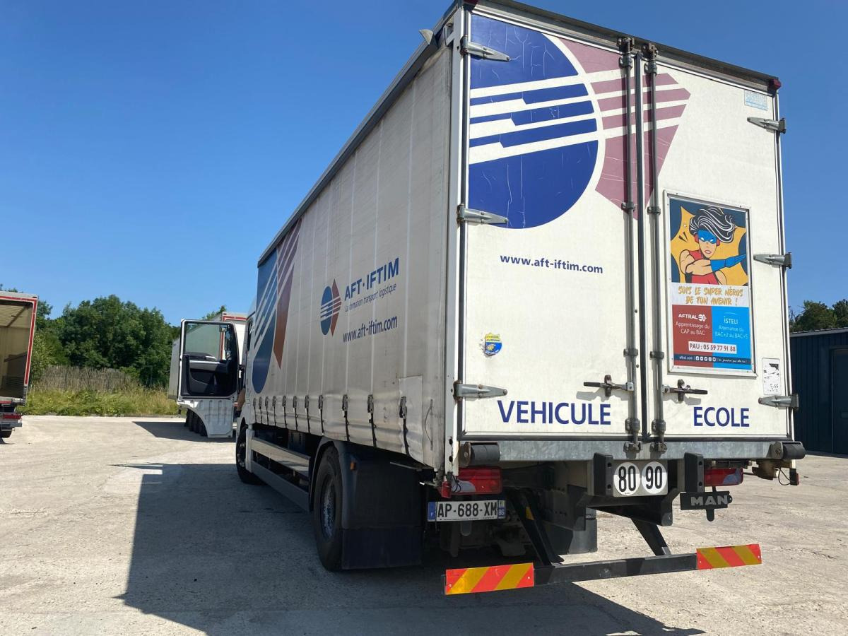 MAN TGX 18.360 - Curtainsider truck: picture 2 MAN TGX 18.360 - Curtainsider truck: picture 2