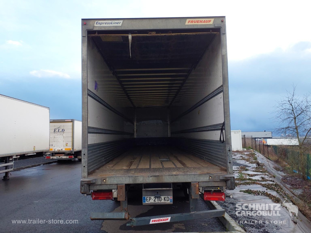 Closed box semi-trailer FRUEHAUF Dryfreight Standard Roller shutter door: picture 7
