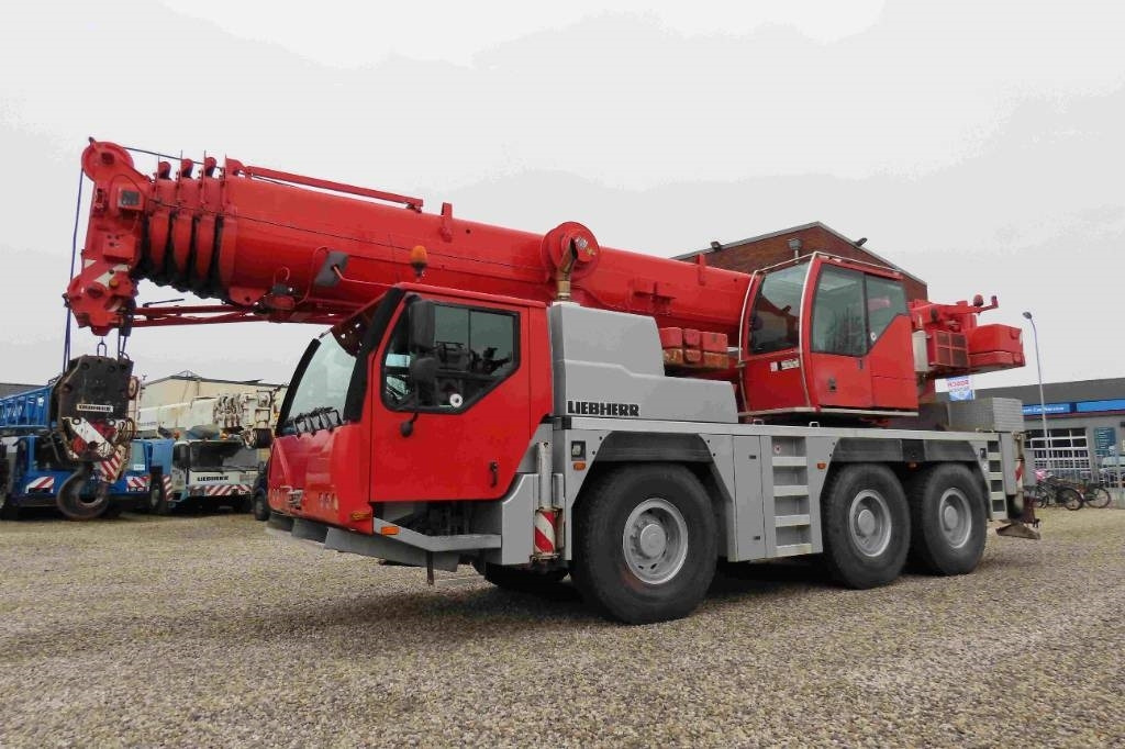 Liebherr LTM 1055-3.2 - All terrain crane: picture 1 Liebherr LTM 1055-3.2 - All terrain crane: picture 1