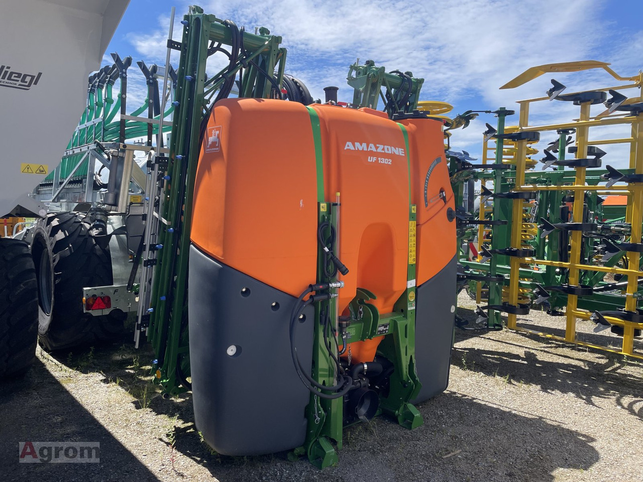 Amazone UF 1302 - Tractor mounted sprayer: picture 1 Amazone UF 1302 - Tractor mounted sprayer: picture 1