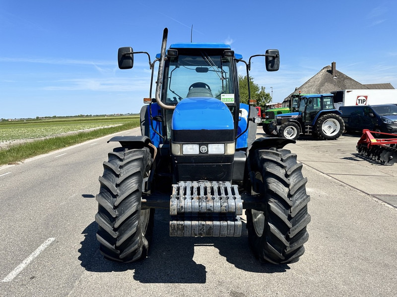 New Holland 8260 - Farm tractor: picture 3 New Holland 8260 - Farm tractor: picture 3