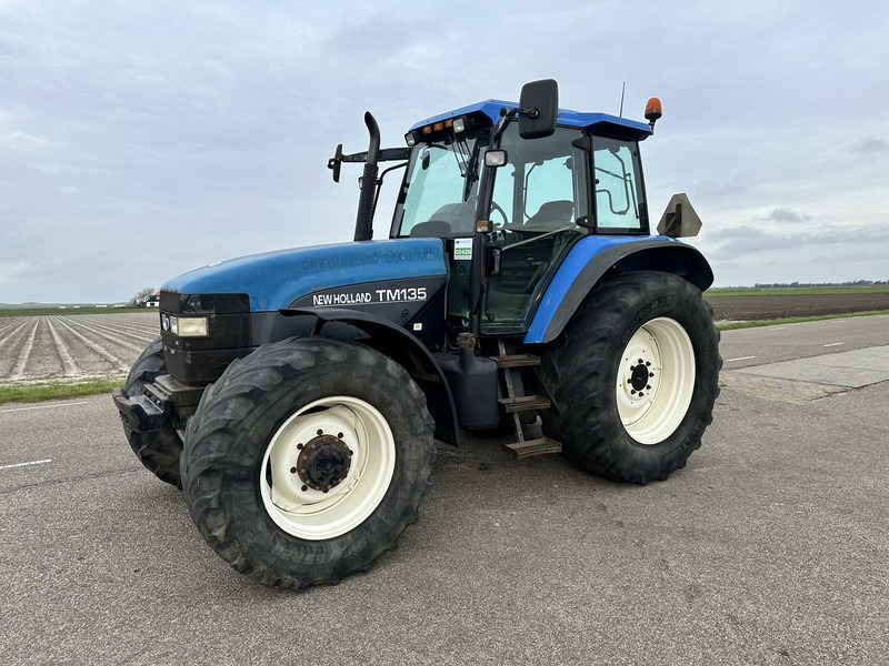 New Holland TM 135 - Farm tractor: picture 1 New Holland TM 135 - Farm tractor: picture 1