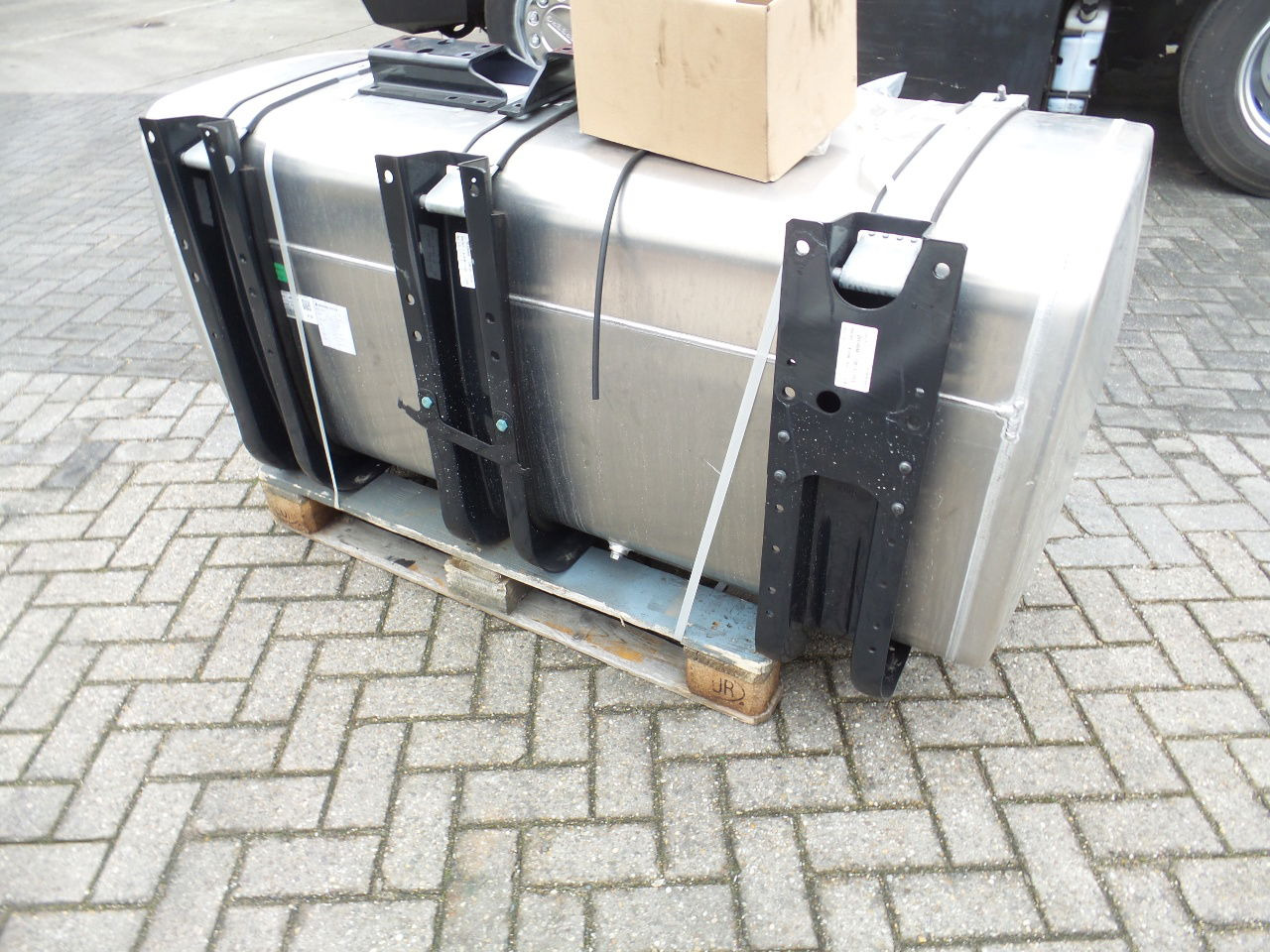 MAN 5 x Man 710 ltr tank orgineel / incl steunen / parts nr 81.12201-6949 - Fuel tank for Truck: picture 4 MAN 5 x Man 710 ltr tank orgineel / incl steunen / parts nr 81.12201-6949 - Fuel tank for Truck: picture 4