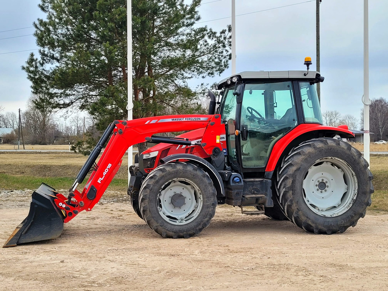 Massey Ferguson 5711 Dyna 4 - Farm tractor: picture 5 Massey Ferguson 5711 Dyna 4 - Farm tractor: picture 5