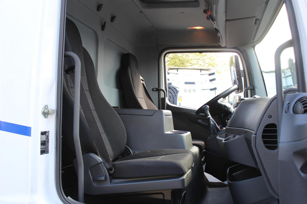 Interior photo 1: Refrigerator truck Mercedes-Benz Atego 1221 E6  TK T-800 R  Strom   Türen+LBW