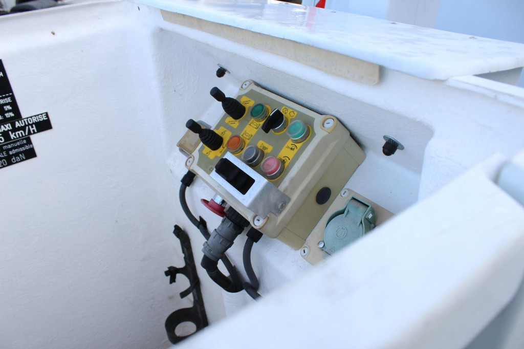 Renault Master Comilev 100TF1 10m Klima nur 167h HU-UVV - Truck mounted aerial platform: picture 3 Renault Master Comilev 100TF1 10m Klima nur 167h HU-UVV - Truck mounted aerial platform: picture 3